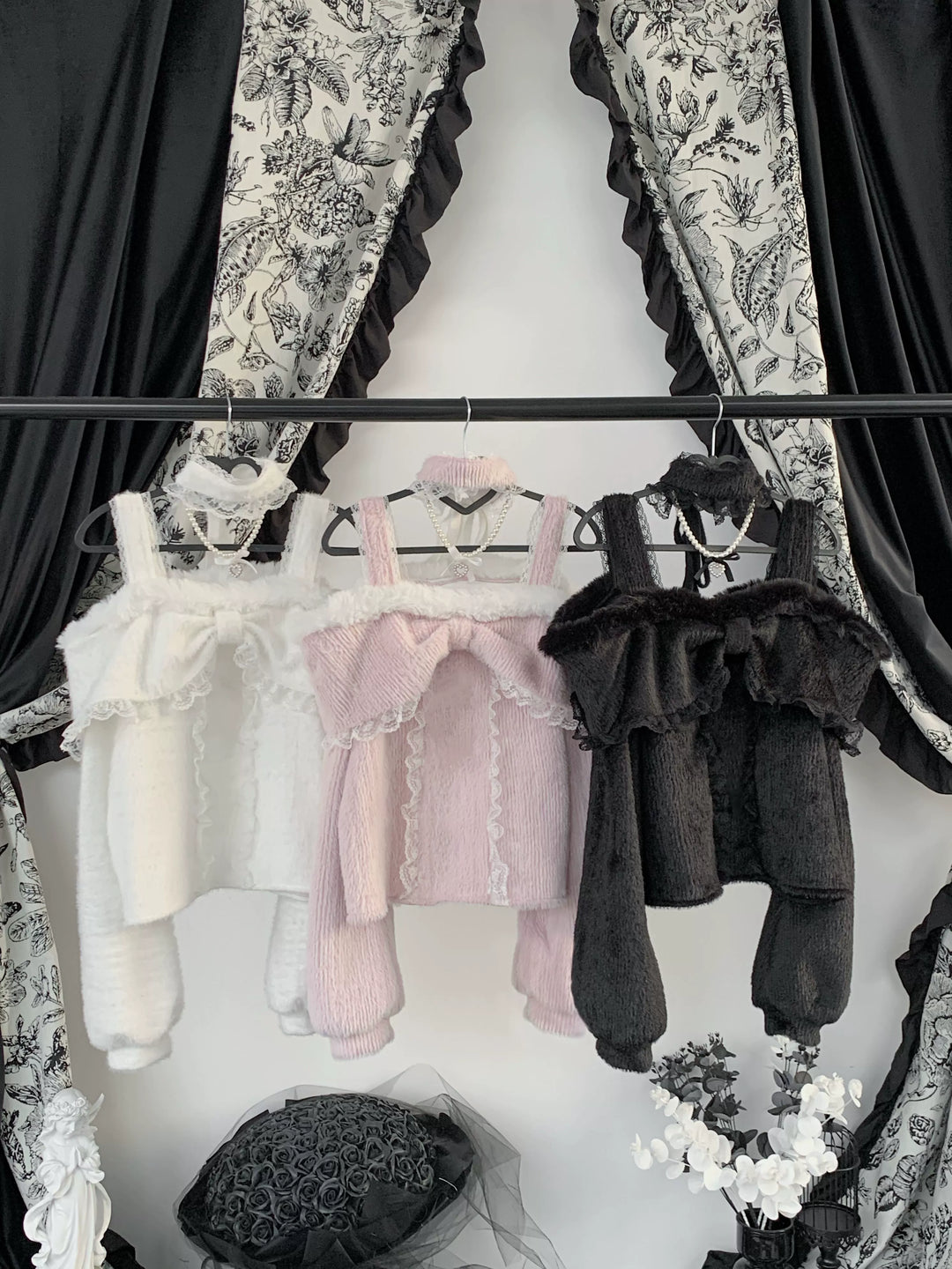 Open-Shoulder Plush Top, Choker with Pearl-Like Chain 44114:801546
