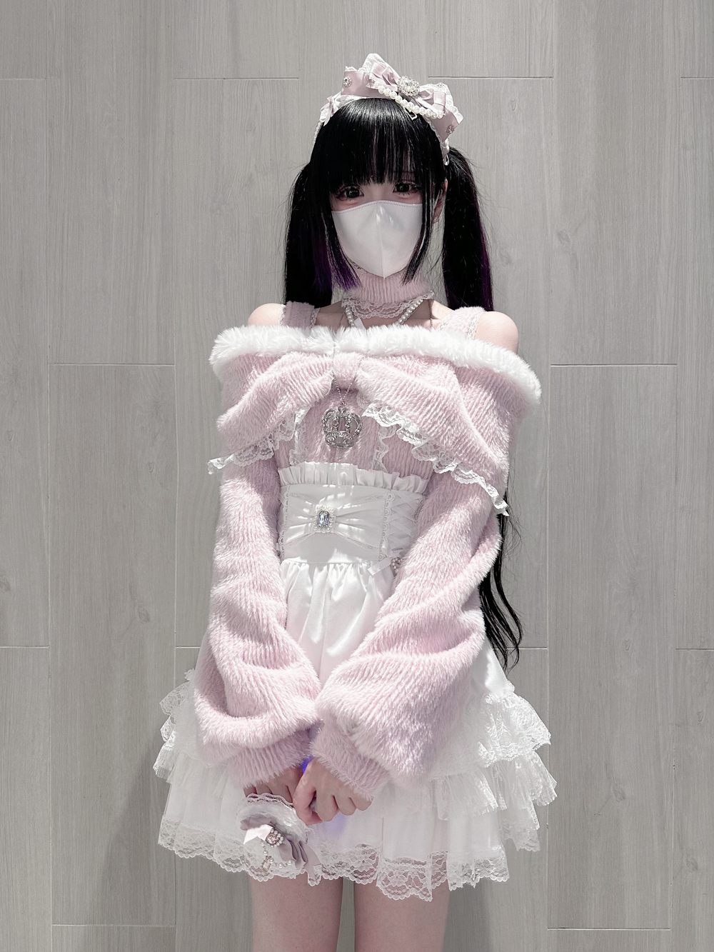 Open-Shoulder Plush Top, Choker with Pearl-Like Chain 44114:801551